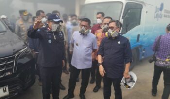 Gubernur Banten Andra Soni, Deputi Bidang Pengendalian pencemaran dan Kerusakan Lingkungan, Rasio Ridho Sani dan Deputi Bidang Penegakkan Hukum Lingkungan Hidup (Gakkum LH) Rizal Irawan meninjau langsung kondisi TPA Jatiwaringin Mauk Kabupaten Tangerang. Foto: TangerangPos 