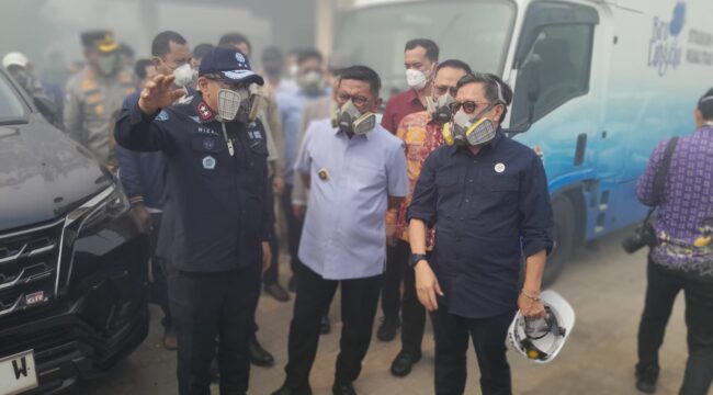 Gubernur Banten Andra Soni, Deputi Bidang Pengendalian pencemaran dan Kerusakan Lingkungan, Rasio Ridho Sani dan Deputi Bidang Penegakkan Hukum Lingkungan Hidup (Gakkum LH) Rizal Irawan meninjau langsung kondisi TPA Jatiwaringin Mauk Kabupaten Tangerang. Foto: TangerangPos 