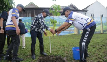 Wali Kota Tangerang, H. Sachrudin, turut ambil bagian dalam aksi tanam pohon yang menjadi bagian dari rangkaian Rapat Kerja Nasional (Rakernas) XVIII Apeksi di Taman Candika, Kota Medan, Sumatera Utara. Foto: Ist 