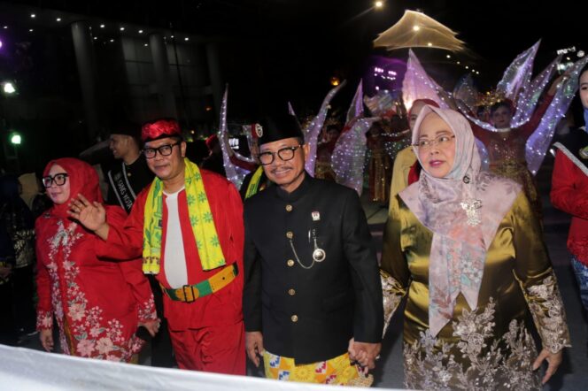 
 Penampilan kontingen Kota Tangerang menjadi salah satu yang paling mencuri perhatian dalam Karnaval Budaya Nusantara yang menutup rangkaian Rapat Kerja Nasional (Rakernas) Apeksi XVIII Tahun 2026 di Kota Medan. Foto: ist