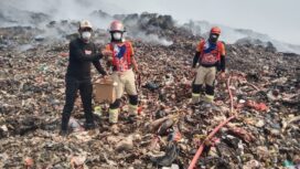 Relawan Posko Darurat Bagikan Susu Steril dan Vitamin kepada Petugas Pemadam Kebakaran yang sedang Berjibaku Padamkan Api TPA Jatiwaringin. Foto: TangerangPos 