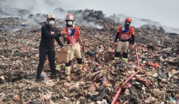 Relawan Posko Darurat Bagikan Susu Steril dan Vitamin kepada Petugas Pemadam Kebakaran yang sedang Berjibaku Padamkan Api TPA Jatiwaringin. Foto: TangerangPos 