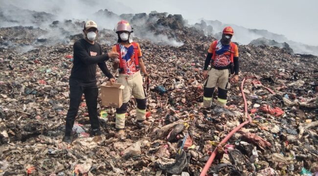 Relawan Posko Darurat Bagikan Susu Steril dan Vitamin kepada Petugas Pemadam Kebakaran yang sedang Berjibaku Padamkan Api TPA Jatiwaringin. Foto: TangerangPos 