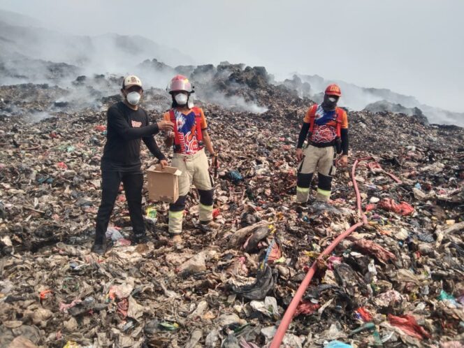 
 Relawan Posko Darurat Bagikan Susu Steril dan Vitamin kepada Petugas Pemadam Kebakaran yang sedang Berjibaku Padamkan Api TPA Jatiwaringin. Foto: TangerangPos 