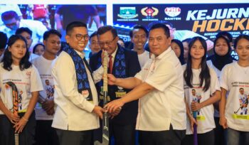 Gubernur Banten Andra Soni dan Ketua FHI Provinsi Banten Periode 2026-2030, Ali Hanafiah usai pelantikan pengurus di Le Dian Hotel, Kota Serang. Foto: Ist