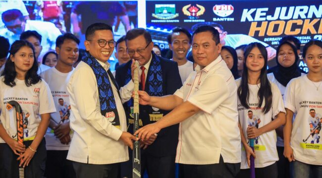 Gubernur Banten Andra Soni dan Ketua FHI Provinsi Banten Periode 2026-2030, Ali Hanafiah usai pelantikan pengurus di Le Dian Hotel, Kota Serang. Foto: Ist
