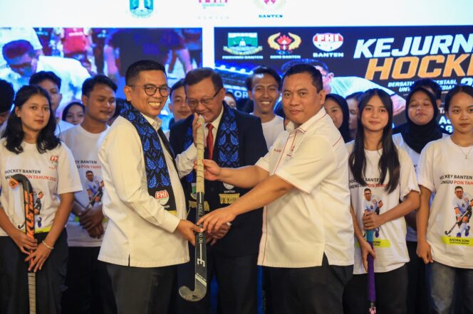 
 Gubernur Banten Andra Soni dan Ketua FHI Provinsi Banten Periode 2026-2030, Ali Hanafiah usai pelantikan pengurus di Le Dian Hotel, Kota Serang. Foto: Ist