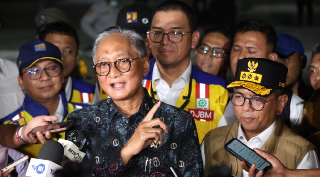 Gubernur Banten Andra Soni bersama Menteri Pekerjaan Umum (PU) Republik Indonesia Dody Hanggodo meninjau ruas Jalan Serdang–Bojonegara–Merak di Jalan Raya Bojonegara, Kabupaten Serang. Foto: ist