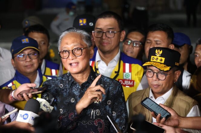 
 Gubernur Banten Andra Soni bersama Menteri Pekerjaan Umum (PU) Republik Indonesia Dody Hanggodo meninjau ruas Jalan Serdang–Bojonegara–Merak di Jalan Raya Bojonegara, Kabupaten Serang. Foto: ist
