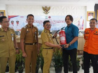Wali Kota Tangerang Sachrudin Didampingi Kalak BPBD Kota Tangerang Mahdiar saat membuka Pelatihan Kelurahan Tangguh Bencana (KTB) di Kelurahan Jurumudi Baru, Kota Tangerang. Foto: Ist 