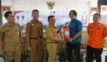 Wali Kota Tangerang Sachrudin Didampingi Kalak BPBD Kota Tangerang Mahdiar saat membuka Pelatihan Kelurahan Tangguh Bencana (KTB) di Kelurahan Jurumudi Baru, Kota Tangerang. Foto: Ist 