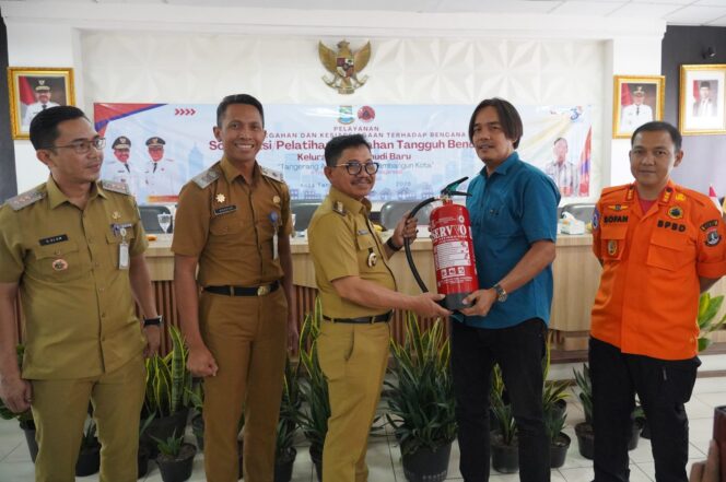
 Wali Kota Tangerang Sachrudin Didampingi Kalak BPBD Kota Tangerang Mahdiar saat membuka Pelatihan Kelurahan Tangguh Bencana (KTB) di Kelurahan Jurumudi Baru, Kota Tangerang. Foto: Ist 