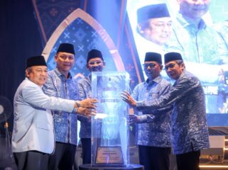 Gubernur Banten Andra Soni bersama Direktur Jenderal Bimbingan Masyarakat Islam Kementerian Agama Abu Rokhmad saat pembukaan MTQ Ke-23 Provinsi Banten di Serang. Foto: Ist