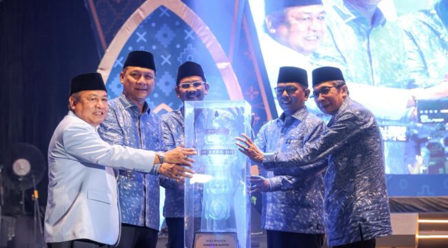 Gubernur Banten Andra Soni bersama Direktur Jenderal Bimbingan Masyarakat Islam Kementerian Agama Abu Rokhmad saat pembukaan MTQ Ke-23 Provinsi Banten di Serang. Foto: Ist
