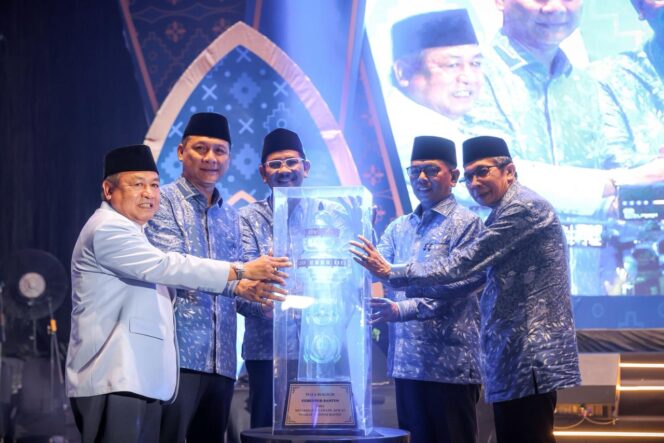 
 Gubernur Banten Andra Soni bersama Direktur Jenderal Bimbingan Masyarakat Islam Kementerian Agama Abu Rokhmad saat pembukaan MTQ Ke-23 Provinsi Banten di Serang. Foto: Ist