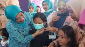 Ketua Tim Penggerak Pemberdayaan dan Kesejahteraan Keluarga (TP PKK) Provinsi Banten Tinawati Andra Soni saat meninjau Pengungsian Warga Terdampak Kebakaran TPA Jatiwaringin. Foto: ist