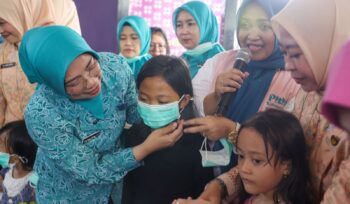 Ketua Tim Penggerak Pemberdayaan dan Kesejahteraan Keluarga (TP PKK) Provinsi Banten Tinawati Andra Soni saat meninjau Pengungsian Warga Terdampak Kebakaran TPA Jatiwaringin. Foto: ist