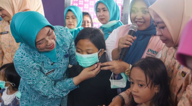 Ketua Tim Penggerak Pemberdayaan dan Kesejahteraan Keluarga (TP PKK) Provinsi Banten Tinawati Andra Soni saat meninjau Pengungsian Warga Terdampak Kebakaran TPA Jatiwaringin. Foto: ist
