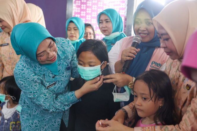 
 Ketua Tim Penggerak Pemberdayaan dan Kesejahteraan Keluarga (TP PKK) Provinsi Banten Tinawati Andra Soni saat meninjau Pengungsian Warga Terdampak Kebakaran TPA Jatiwaringin. Foto: ist