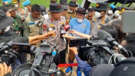 Kapolda Banten Irjen Pol Hengki saat meninjau Proses Pemadaman TPA Jatiwaringin, Selasa (07/07/2026). Foto: Jambrong