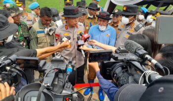 Kapolda Banten Irjen Pol Hengki saat meninjau Proses Pemadaman TPA Jatiwaringin, Selasa (07/07/2026). Foto: Jambrong