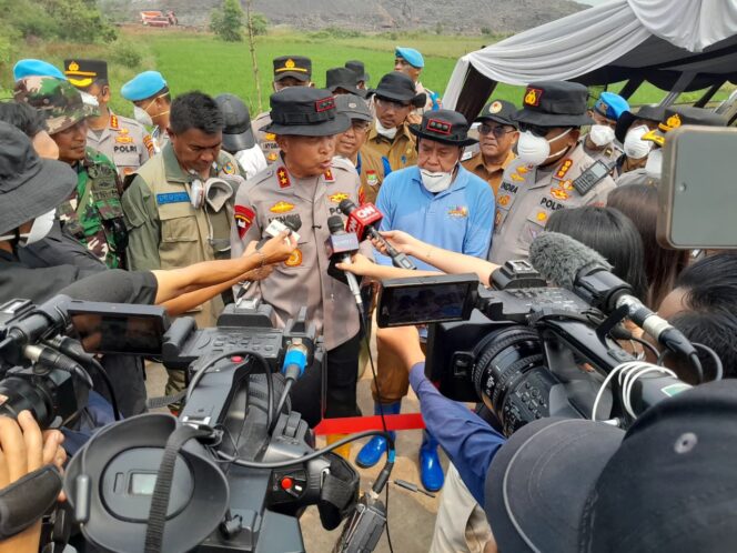 
 Kapolda Banten Irjen Pol Hengki saat meninjau Proses Pemadaman TPA Jatiwaringin, Selasa (07/07/2026). Foto: Jambrong