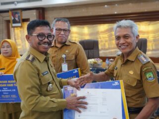 Wali Kota Tangerang Sachrudin saat membuka Sosialisasi Ketaspenan yang dirangkaikan dengan penyerahan Surat Keputusan (SK) Pensiun kepada 98 ASN yang akan memasuki masa purna tugas. Foto: Ist
