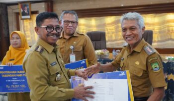 Wali Kota Tangerang Sachrudin saat membuka Sosialisasi Ketaspenan yang dirangkaikan dengan penyerahan Surat Keputusan (SK) Pensiun kepada 98 ASN yang akan memasuki masa purna tugas. Foto: Ist