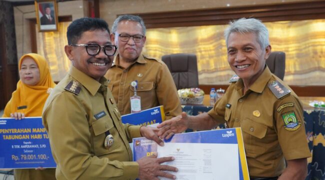 Wali Kota Tangerang Sachrudin saat membuka Sosialisasi Ketaspenan yang dirangkaikan dengan penyerahan Surat Keputusan (SK) Pensiun kepada 98 ASN yang akan memasuki masa purna tugas. Foto: Ist
