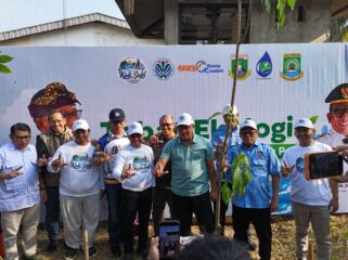 Menteri Lingkungan Hidup/Kepala BPLH RI Mohammad Jumhur Hidayat dan Wali Kota Tangerang Sachrudin saat menanam pohon pada kegiatan Festival Kali Sabi 2026. Foto: ist