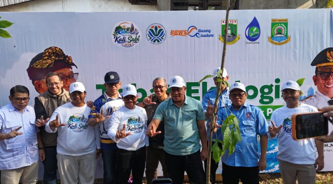 Menteri Lingkungan Hidup/Kepala BPLH RI Mohammad Jumhur Hidayat dan Wali Kota Tangerang Sachrudin saat menanam pohon pada kegiatan Festival Kali Sabi 2026. Foto: ist