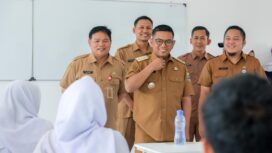 Gubernur Banten Andra Soni saat meninjau pelaksanaan Masa Pengenalan Lingkungan Sekolah (MPLS) di SMKN 12 Kota Tangerang, Jl. Alun-alun Ciledug, Kelurahan Paninggilan Utara, Kota Tangerang. Foto: ist 