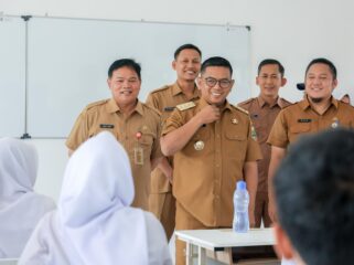 Gubernur Banten Andra Soni saat meninjau pelaksanaan Masa Pengenalan Lingkungan Sekolah (MPLS) di SMKN 12 Kota Tangerang, Jl. Alun-alun Ciledug, Kelurahan Paninggilan Utara, Kota Tangerang. Foto: ist 