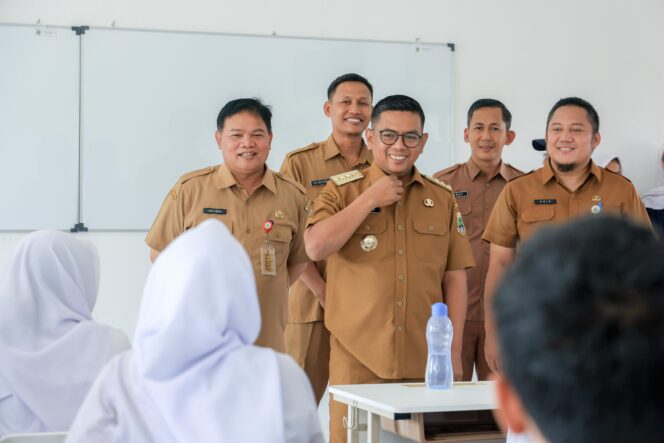 
 Gubernur Banten Andra Soni saat meninjau pelaksanaan Masa Pengenalan Lingkungan Sekolah (MPLS) di SMKN 12 Kota Tangerang, Jl. Alun-alun Ciledug, Kelurahan Paninggilan Utara, Kota Tangerang. Foto: ist 