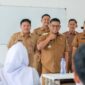 Gubernur Banten Andra Soni saat meninjau pelaksanaan Masa Pengenalan Lingkungan Sekolah (MPLS) di SMKN 12 Kota Tangerang, Jl. Alun-alun Ciledug, Kelurahan Paninggilan Utara, Kota Tangerang. Foto: ist 