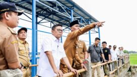 Gubernur Banten Andra Soni saat meninjau pembangunan infrastruktur irigasi yang digencarkan pemerintah melalui Instruksi Presiden (Inpres) Nomor 2 Tahun 2025 tentang Percepatan Pembangunan, Peningkatan, Rehabilitasi serta Operasi dan Pemeliharaan Jaringan Irigasi. Foto: Ist