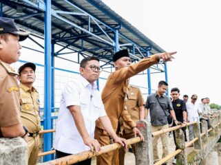 Gubernur Banten Andra Soni saat meninjau pembangunan infrastruktur irigasi yang digencarkan pemerintah melalui Instruksi Presiden (Inpres) Nomor 2 Tahun 2025 tentang Percepatan Pembangunan, Peningkatan, Rehabilitasi serta Operasi dan Pemeliharaan Jaringan Irigasi. Foto: Ist