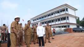 Gubernur Banten Andra Soni meninjau proses pembangunan Ruang Kelas Baru (RKB) di SMA Negeri 30 Kabupaten Tangerang. Foto: Ist 