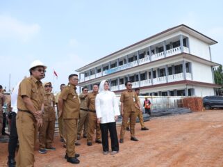 Gubernur Banten Andra Soni meninjau proses pembangunan Ruang Kelas Baru (RKB) di SMA Negeri 30 Kabupaten Tangerang. Foto: Ist 