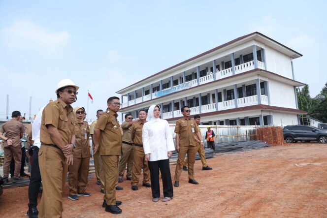 
 Gubernur Banten Andra Soni meninjau proses pembangunan Ruang Kelas Baru (RKB) di SMA Negeri 30 Kabupaten Tangerang. Foto: Ist 