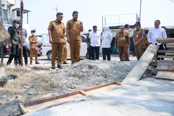 
 Gubernur Banten Andra Soni Didampingi Kepala Dinas PUPR Banten saat meninjau langsung pelaksanaan pembangunan Jalan Teluknaga–Dadap, Kabupaten Tangerang. Foto: ist