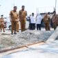 Gubernur Banten Andra Soni Didampingi Kepala Dinas PUPR Banten saat meninjau langsung pelaksanaan pembangunan Jalan Teluknaga–Dadap, Kabupaten Tangerang. Foto: ist