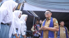 Gubernur Banten Andra Soni usai melakukan monitoring pelaksanaan Masa Pengenalan Lingkungan Sekolah (MPLS) sekaligus meninjau Program Sekolah Gratis di SMK Jaya Buana, Kecamatan Kresek, Kabupaten Tangerang. Foto: ist