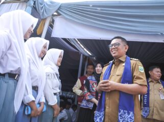 Gubernur Banten Andra Soni usai melakukan monitoring pelaksanaan Masa Pengenalan Lingkungan Sekolah (MPLS) sekaligus meninjau Program Sekolah Gratis di SMK Jaya Buana, Kecamatan Kresek, Kabupaten Tangerang. Foto: ist