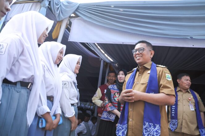 
 Gubernur Banten Andra Soni usai melakukan monitoring pelaksanaan Masa Pengenalan Lingkungan Sekolah (MPLS) sekaligus meninjau Program Sekolah Gratis di SMK Jaya Buana, Kecamatan Kresek, Kabupaten Tangerang. Foto: ist