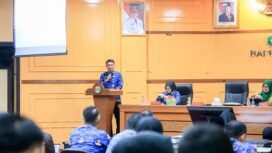 Sekda Deden Apriandhi saat membuka kegiatan Pra SAKIP Provinsi Banten Tahun 2026 yang dilaksanakan di Aula Bappeda Provinsi Banten, Kota Serang. Foto: ist