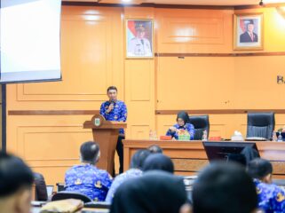 Sekda Deden Apriandhi saat membuka kegiatan Pra SAKIP Provinsi Banten Tahun 2026 yang dilaksanakan di Aula Bappeda Provinsi Banten, Kota Serang. Foto: ist