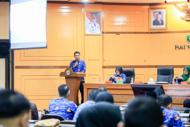 
 Sekda Deden Apriandhi saat membuka kegiatan Pra SAKIP Provinsi Banten Tahun 2026 yang dilaksanakan di Aula Bappeda Provinsi Banten, Kota Serang. Foto: ist