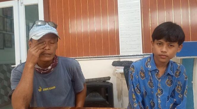 
 Sarbini, buruh harian lepas asal Kampung Sindang Mandi, Desa Panyerapan, Kecamatan Baros, Kabupaten Serang saat mengantar anaknya sekolah. Foto: ist