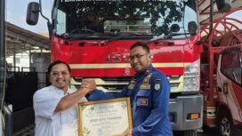 Katim Kedaruratan BPBD Kota Tangerang, Sarpa Wasesa saat menerima penghargaan dari Koordinator Koalisi Aktivis Lingkungan Hidup Tangerang (Kalung), Ade Yunus. Foto: TangerangPos 